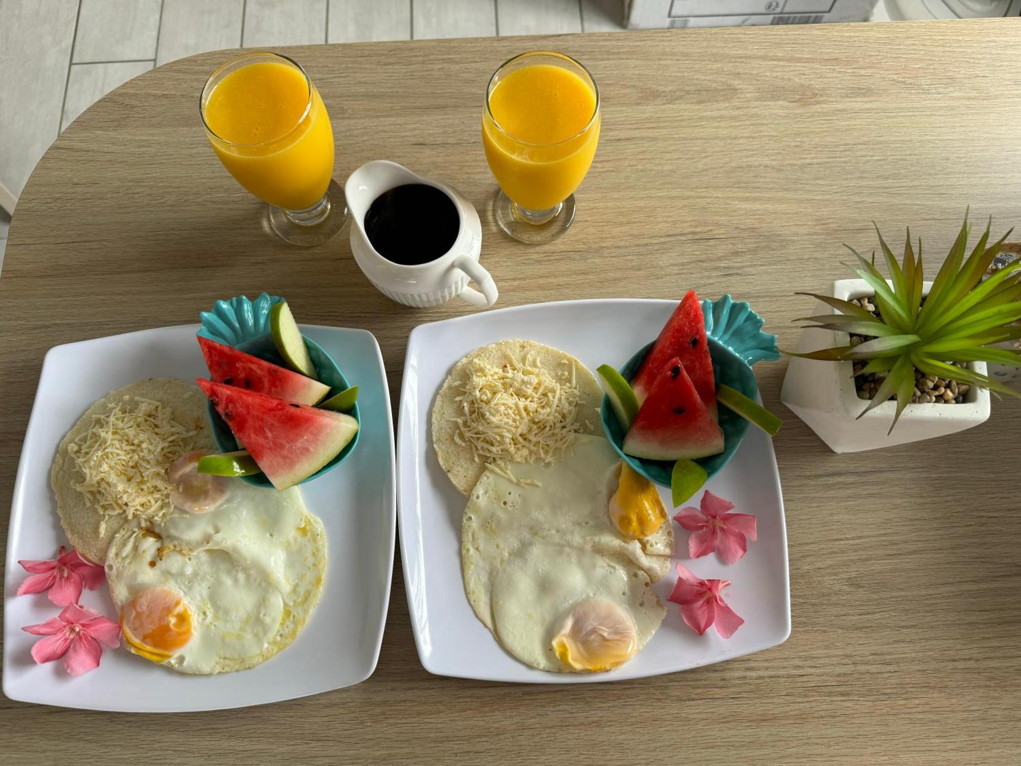 Bed and Breakfast Colorful Garden House Providencia  Экстерьер фото